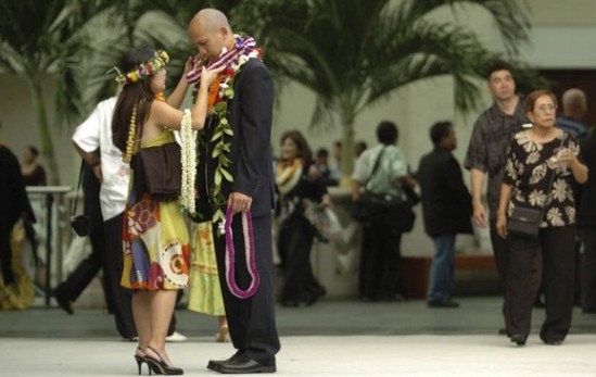 Lisa Leong adjusted the lei on her husband, Darin Leong, at the Hawaii Convention Center yesterday, where the 31st Na Hoku Hanohano awards show was held.